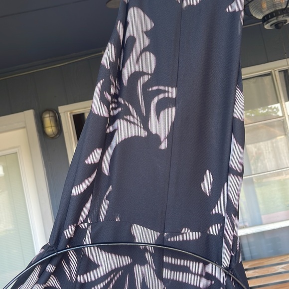 black maxi dress with white design. belt included. - Picture 4 of 4